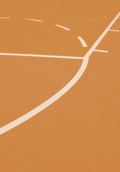 橙色和白色篮球场线